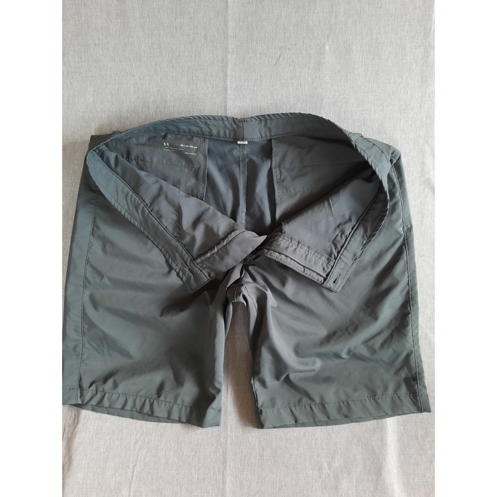 Under Armour Loose Heat Gear Mens 38 Embroidered Logo Outdoor Stretch Short Gray